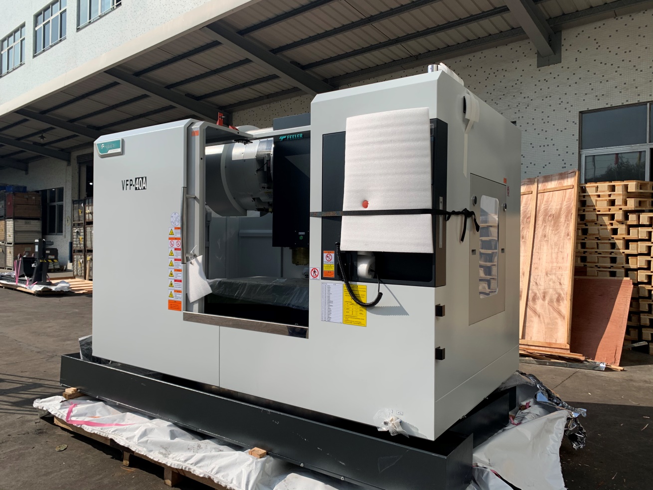 新的加工中心投入使用  New machining center